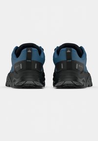 Μπλε και μαύρα παπούτσια πεζοπορίας με υφασμάτινο επάνω μέρος, ενισχυμένη φτέρνα και εμφανές λογότυπο Gore-Tex, σχεδιασμένα για ανθεκτικότητα και αντοχή στις καιρικές συνθήκες.