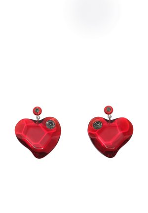Pendientes rojos en forma de corazón con un pequeño clavillo redondo y una única gema redonda oscura incrustada cerca de la esquina superior interior.