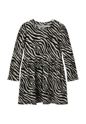 Schwarz-weißes Kleid mit langen Ärmeln, das ein Zebra-Streifenmuster zeigt, eine geraffte Taille und einen runden Ausschnitt aus geripptem Stoff hat.