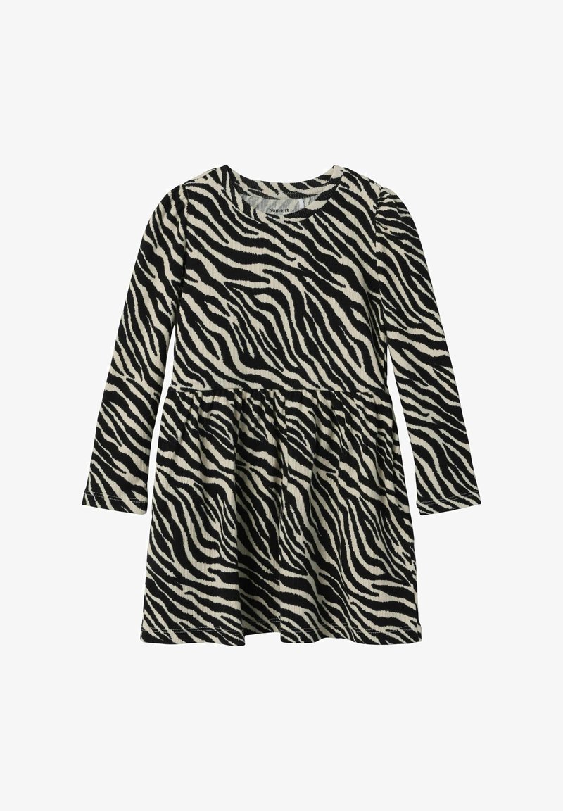Garās piedurknes melnbalta kleita ar zebras svītru rakstu, savilktu jostas vietu un noapaļotu dekoltē ribota auduma.