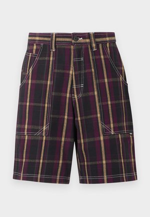 Karierten Shorts mit schwarzen, lila und beige vertikalen und horizontalen Streifen, ausgestattet mit Fronttaschen, Gürtelschlaufen und weißen Kontrastnähten.