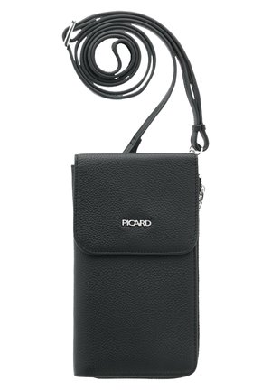 Schwarze Umhängetasche aus strukturiertem Leder mit Klappverschluss, silbernem PICARD-Logo auf der Vorderseite und langem, verstellbarem Riemen, der oben aufgewickelt ist.