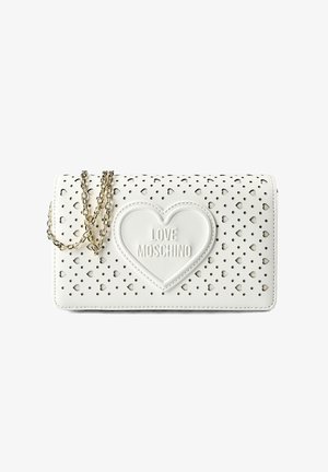Clutch Love Moschino blanco con perforaciones en forma de corazón y logotipo de corazón en relieve, con una cadena dorada.