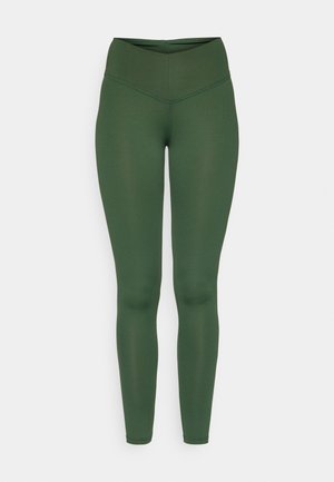 Leggings verdes feitos de um tecido elástico, com cintura alta e textura suave. Projetados para conforto e flexibilidade durante atividades.