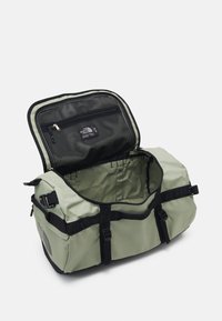 The North Face BASE CAMP DUFFEL UNISEX - Saco de viagem - tea green/black
