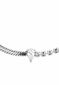 Silberfarbene Halskette mit einem geflochtenen Glieddesign, das einen zentralen tropfenförmigen Stein und eine Reihe kleiner, runder, klarer Kristalle enthält.