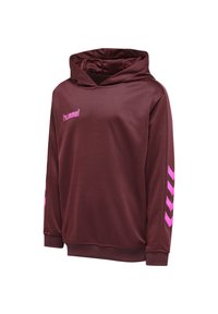 Maroon hoodie i mjuk tyg, med rosa logotyp och chevrondetaljer på ärmarna. Texturerad yta med en avslappnad design.