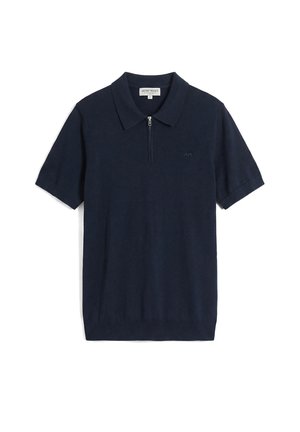 Polo bleu marine à manches courtes avec une fermeture éclair à l'avant, un col et un logo discret sur le côté gauche de la poitrine.