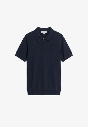 Polo bleu marine à manches courtes avec une fermeture éclair à l'avant, un col et un logo discret sur le côté gauche de la poitrine.