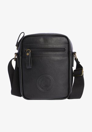 Bolso cruzado de cuero negro con un acabado texturizado, que cuenta con un bolsillo frontal con cremallera, una correa ajustable y un detalle de logo circular.
