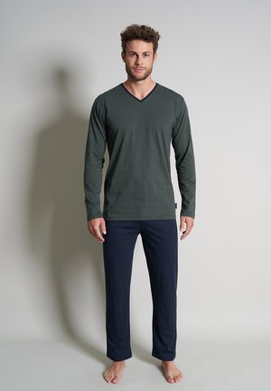 Chandail à manches longues, vert olive, en V avec un pantalon bleu marine, fabriqué dans un tissu doux, présentant une coupe décontractée et des détails de design minimalistes.
