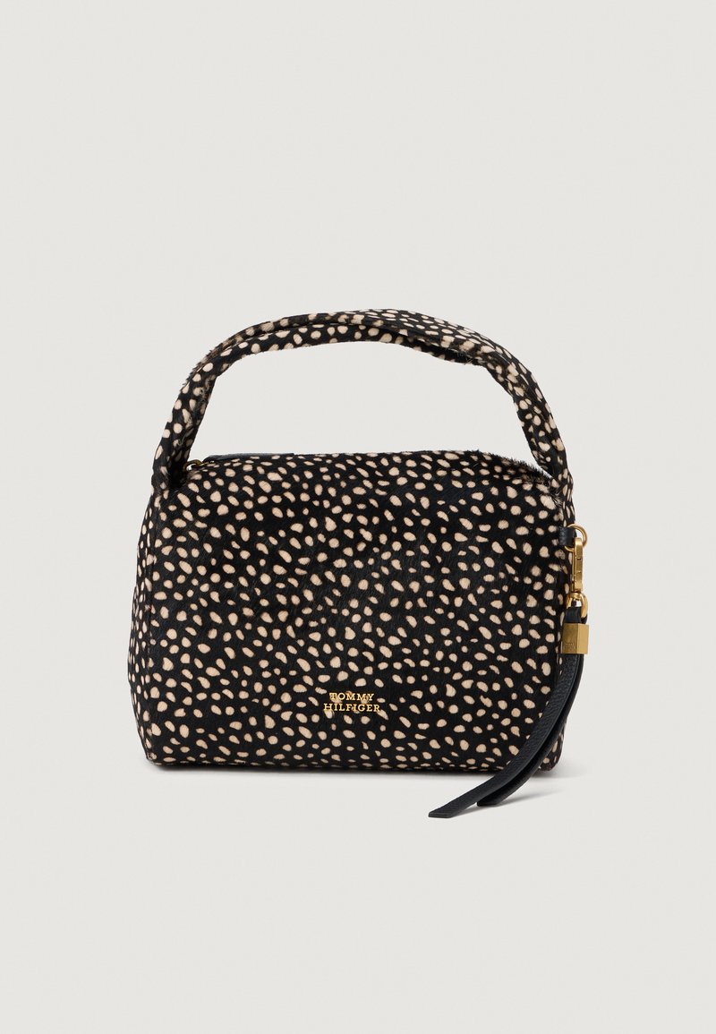 Fekete és bézs pöttyös kézitáska textúrált felülettel, amelynek kialakítása struktúrált, rövid fogantyúval és aranyszínű fémrészekkel rendelkezik.