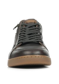 Baskets en cuir marron avec une finition texturée, dotées d'un design à lacets et d'une fermeture éclair sur le côté. Semelle en caoutchouc avec un accent beige.