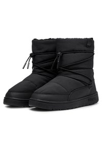 Bottes isolées noires avec texture rembourrée, présentant un bout arrondi, un large rebord, des lacets réglables et une semelle en caoutchouc pour une meilleure adhérence.