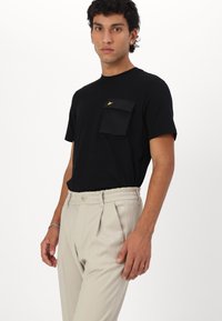 DRYKORN CHASY - Chino - brown