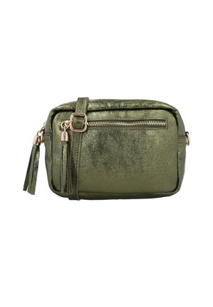 Olivgrön konstläder crossbody-väska med en dragkedjeförsedd framficka, guldfärgade detaljer och två dekorerande fransar.