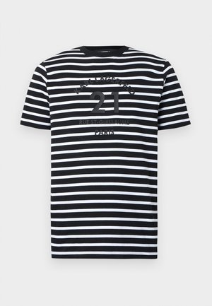 Svart och vit horizontalrandig kortärmad t-shirt med "21 KARL LAGERFELD RUE ST-GUILLAUME PARIS" tryckt på bröstet.