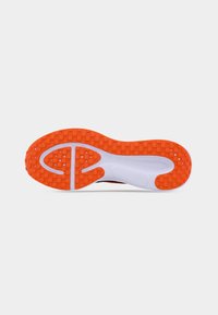 La semelle extérieure de la chaussure présente une base en caoutchouc orange texturée avec une semelle intermédiaire blanche et une surface de traction à motif, conçue pour l'adhérence et la durabilité.