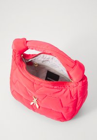 Borsa a tracolla trapuntata rosa con manico superiore, zip dorata e hardware decorativo. L'interno è a motivi in toni neutri.