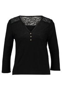 Svart långärmad V-ringad topp i lättviktig tyg, med spetsdetaljer på axlarna och tre träknappar vid halsringningen.