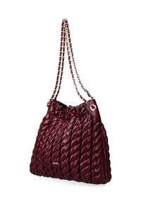 Burgunderfarbene gesteppte Schultertasche mit gerafftem oberen Teil, Kettenriemen und goldfarbener Hardware. Glatte, glänzende Textur mit geflochtenen Details.