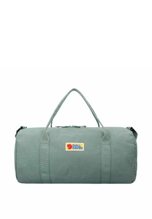 Zelená taška přes rameno s kulatým tvarem, vyrobená z odolné látky. Obsahuje dvojité ucho a logo Fjällräven v modré a žluté barvě.