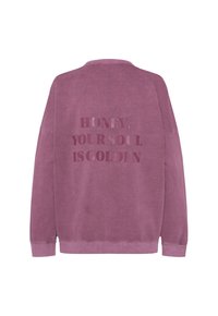 Lila Sweatshirt mit gerippten Bündchen und Saum, mit einem auffälligen, erhabenen Druck auf der Rückseite, der lautet: "HONEY, YOUR SOUL IS GOLDEN."