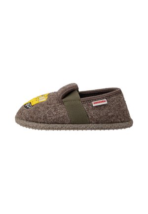 Bruine vilten kinderslipper met gele auto borduursel, elastisch bandje, getextureerde zool en zijlabel op witte achtergrond.