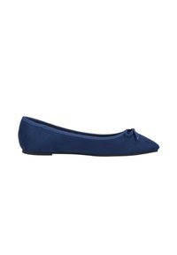 Navyblauwe suède ballerina met een spitse teen en een klein strikdetail aan de voorkant. Heeft een platte zwarte zool en een gladde textuur.