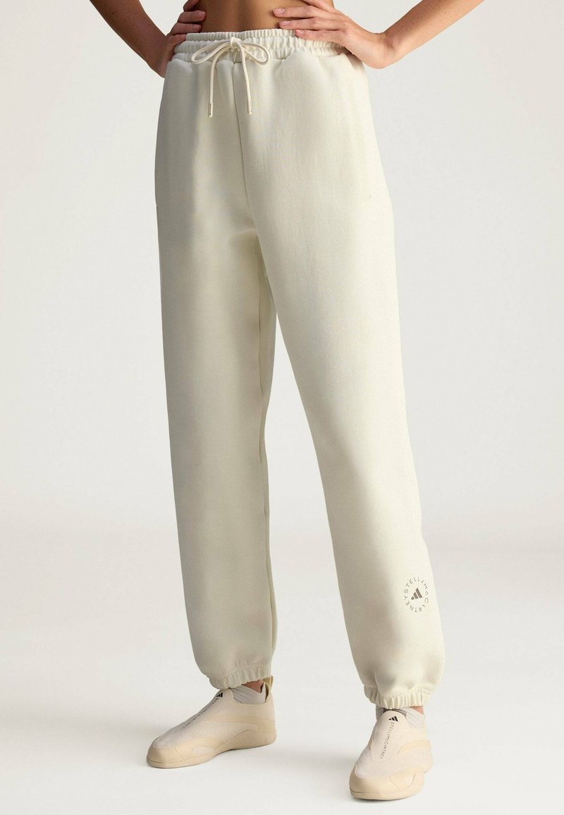 Lichte crèmekleurige sweatpants met een elastische tailleband en verstelbaar trekkoord. De boordjes zijn aangesloten. Heeft een klein logodetail nabij de zoom.