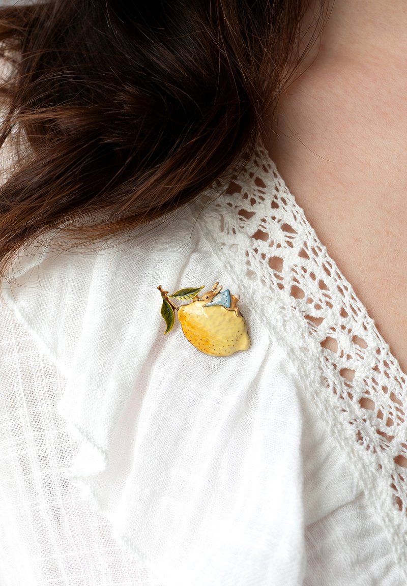 FABLE ENGLAND - PETER RABBIT LEMON - Brooch - gold-coloured, Enlarge