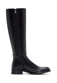 Bota negra hasta la rodilla hecha de cuero suave, con cremalleras laterales, punta redonda y un tacón bajo. Acentos de costura simples.