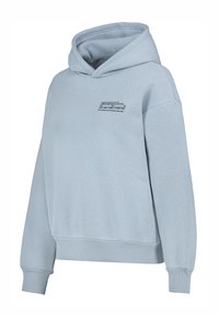 Hellblauer Hoodie aus weichem Stoff mit einer Fronttasche, langen Ärmeln und schwarzem aufgedrucktem Text auf der Brust.