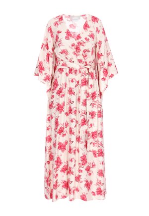 Lange roze jurk met rode bloemenprint, V-hals, brede ellebooglange mouwen en een ceintuur in de taille op een witte achtergrond.