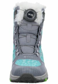 Bota de senderismo gris con acentos en turquesa, materiales texturizados, cuello de pelo sintético, sistema de lazada BOA y una suela resistente y con patrón para mayor tracción.