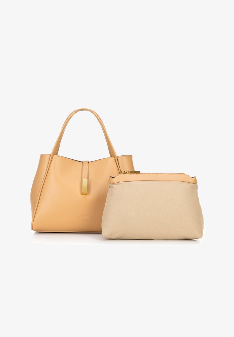 Grote beige leren totebag met een gouden accentlus, gecombineerd met een kleinere crèmekleurige pouch. Beide hebben een soepele textuur en een minimalistisch ontwerp.