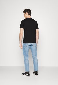 Santa Cruz FLIER HAND UNISEX - T-shirt estampada - black