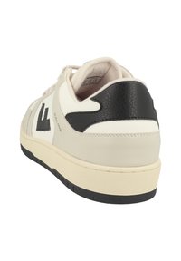 Sneaker in pelle crema e nera con un accento posteriore testurizzato in nero, chiusura con lacci e suola in gomma con battistrada nero.