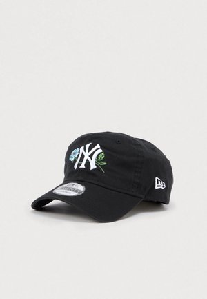 Melnas kokvilnas cepure ar izšūtu NY logotipu, dekorēta ar zilu rozi un zaļām lapām. Aizsargmala ir izliekta; aizmugurē ir regulējama siksniņa.