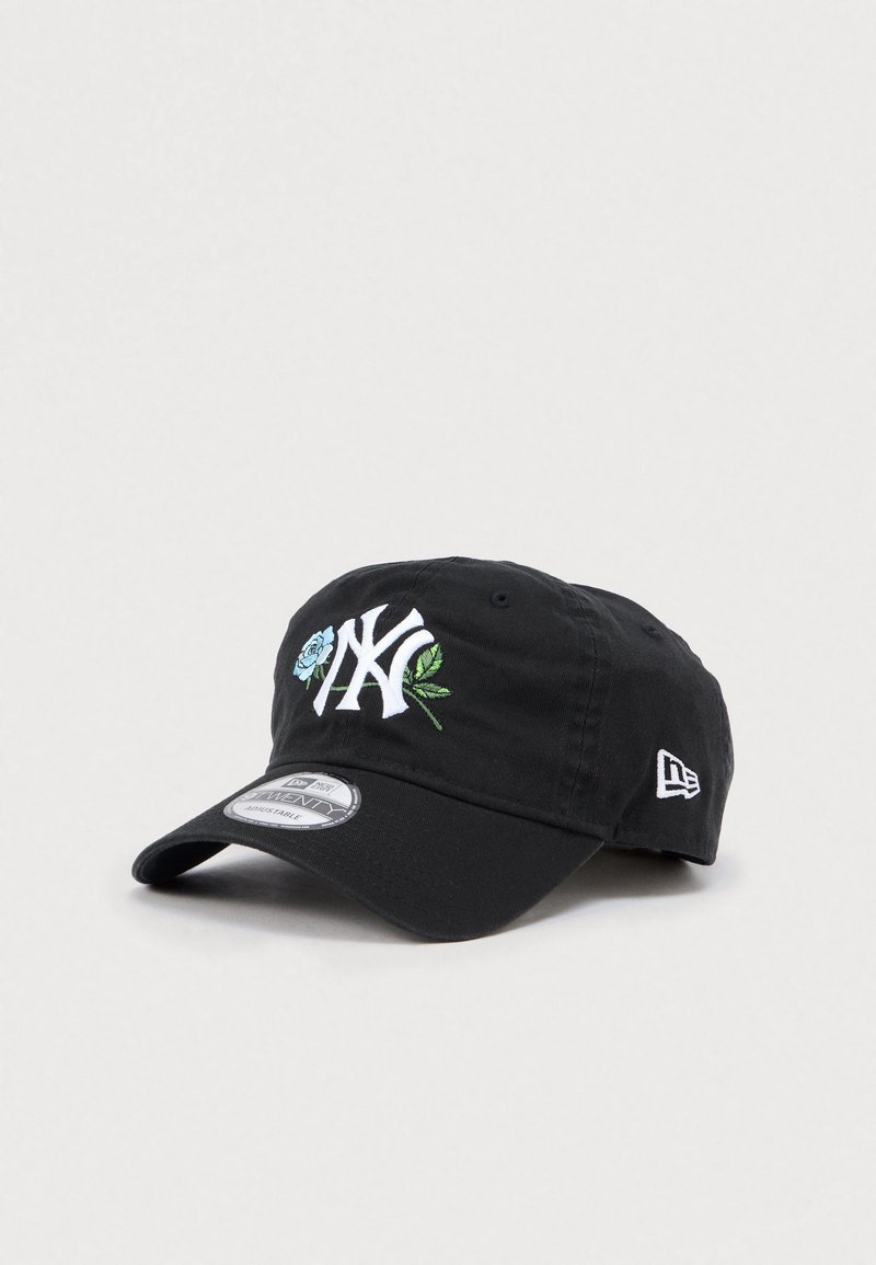 Čierna bavlnená čiapka s vyšívaným logom NY, doplnená modrou ružou a zeleným listom. Šilt je zahnutý; na zadnej strane nastaviteľný pásik.