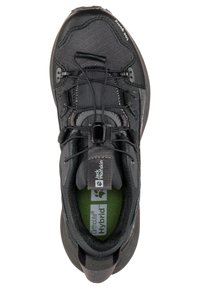 Scarpa sportiva nera con una tomaia texture, lacci elastici e un sole verde con un marchio. La suola ha un design robusto per la durabilità.