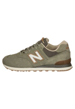 Olijfgroene New Balance sneaker met suède en mesh texturen, witte tussenzool, bruine accenten en een vetersluiting, gezien vanaf de zijkant.