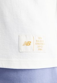 New Balance SPORTSWEAR GREATEST HITS RINGER - Camiseta estampada - sea salt