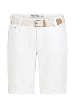Weiße knielange Shorts mit umgeschlagenen Säumen und einem hellbeigen gewebten Gürtel, der an der Taille befestigt ist.