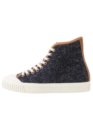 High-top sneaker med mørkeblåt tekstureret stof, hvid gummisål og snude, hvide snørebånd og brun kant rundt om anklen og bagpå.