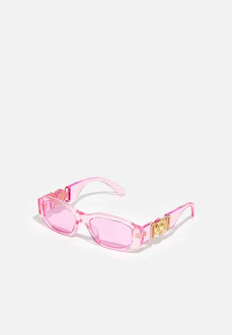 Óculos de sol cor-de-rosa com forma retangular, armações transparentes e detalhes em tom dourado nas laterais. Acabamento texturizado e lentes tonificadas.