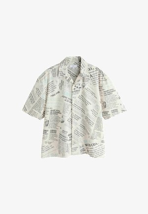 Kurzärmeliges Hemd mit Knopfleiste und Zeitungsdruckmuster in Schwarz und Hellblau auf weißem Hintergrund, Kragen nach unten gefaltet.