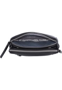 Custodia in pelle nera con due scomparti con zip, foderata internamente in grigio e dotata di accessori in metallo argentato. Esterno liscio e design piatto.