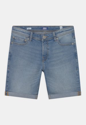 Leren denim shorts in lichtblauw met een opgevouwen zoom. Heeft vijf zakken en een metalen knoopsluiting. Gelaagde stof met vervagingseffecten.