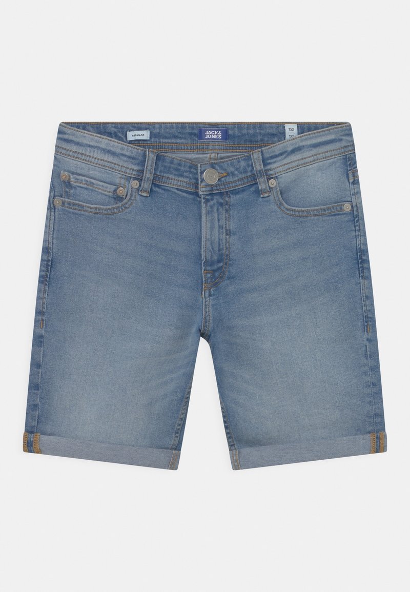 Jasnoniebieskie szorty dżinsowe z podwiniętym dołem. Posiadają pięć kieszeni i metalowe zapięcie na guzik. Teksturowany materiał z przetarciami.